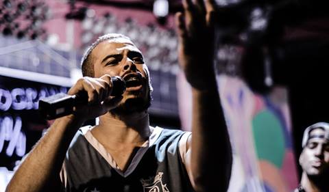 Jovem participa de uma batalha de ideias e rimas na Rocinha. (Foto: Tohru Fotografia/Reprodução)